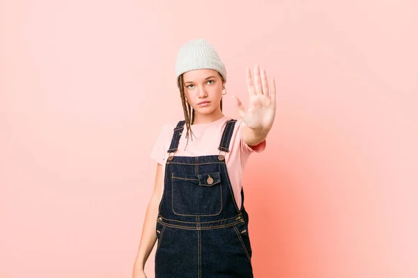 Hispter Adolescente Mulher Com Mão Estendida Mostrando Sinal Parada Impedindo — Fotografia de Stock