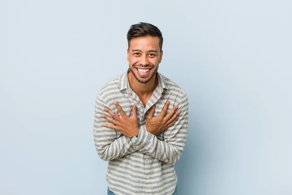 Joven Hombre Filipino Guapo Ríe Felizmente Divierte Manteniendo Las Manos —  Fotos de Stock