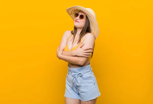 Mulher Caucasiana Jovem Usando Chapéu Palha Abraços Olhar Verão Sorrindo — Fotografia de Stock