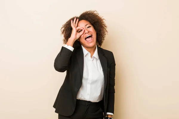 Jóvenes Negocios Afroamericanos Mujer Emocionada Mantener Gesto Bien Ojo — Foto de Stock