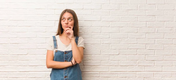 Mladá Hipsterová Žena Pochybovná Zmatená — Stock fotografie