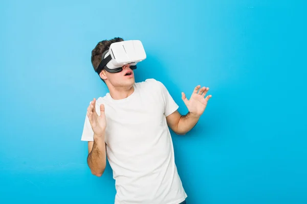 Adolescente Caucasiano Homem Usando Óculos Realidade Virtual — Fotografia de Stock