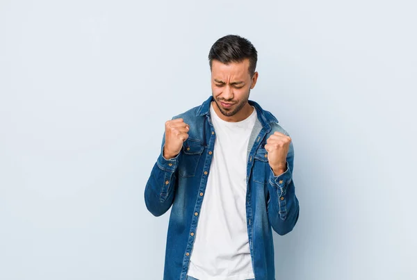 Homem Filipino Bonito Jovem Levantando Punho Sentindo Feliz Bem Sucedido — Fotografia de Stock