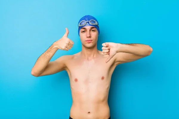 年轻的游泳运动员大拇指朝上 大拇指朝下 很难选择的概念 — 图库照片