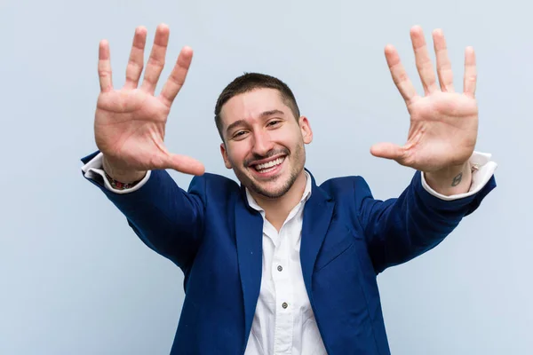 Νεαρός Επιχειρηματίας Καυκάσιος Που Δείχνει Νούμερο Δέκα Χέρια — Φωτογραφία Αρχείου