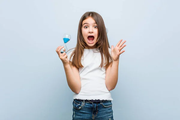 Niña Caucásica Sosteniendo Reloj Arena Celebrando Una Victoria Éxito — Foto de Stock