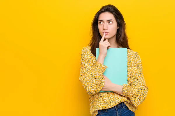 Joven Mujer Caucásica Sosteniendo Algunos Cuadernos —  Fotos de Stock