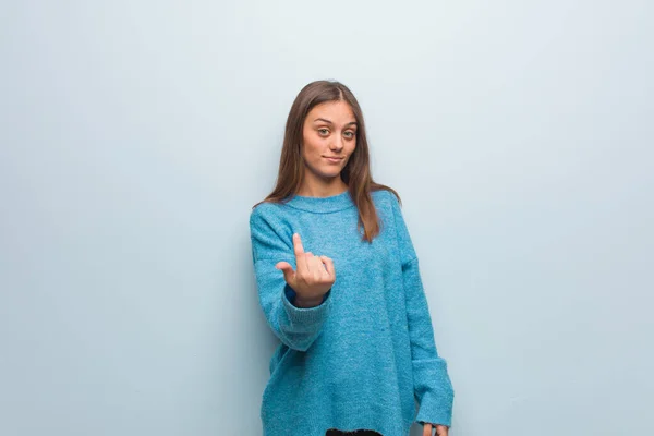 Jovem Mulher Bonita Vestindo Uma Camisola Azul Convidando Para Vir — Fotografia de Stock