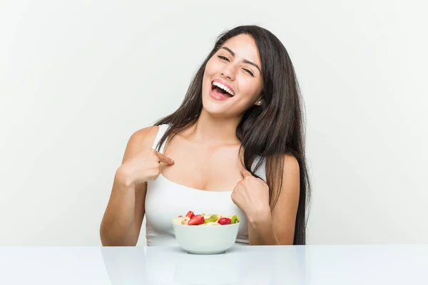 Giovane Donna Ispanica Mangiare Una Ciotola Frutta Sorpreso Indicando Stesso — Foto Stock