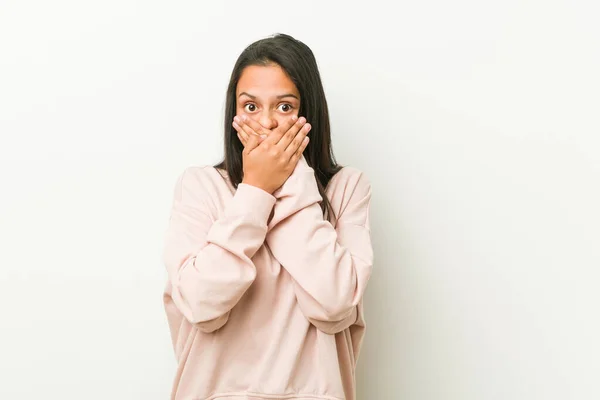 Jeune Adolescent Hispanique Mignon Femme Choquée Couvrant Bouche Avec Les — Photo