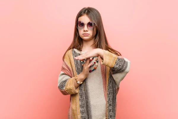 Pequeña Chica Hippie Mostrando Gesto Tiempo Espera —  Fotos de Stock