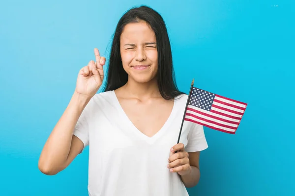 Young Hispanic Woman Holding United States Flag Crossing Fingers Having — Stock Photo, Image