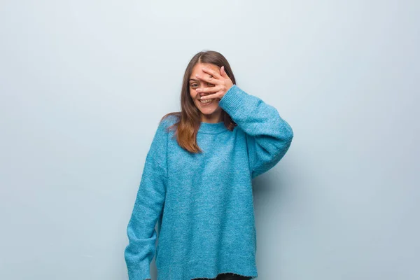 Jovem Mulher Bonita Vestindo Uma Camisola Azul Envergonhada Rindo Mesmo — Fotografia de Stock