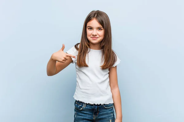 Menina Bonito Pessoa Apontando Mão Para Espaço Cópia Camisa Orgulhoso — Fotografia de Stock