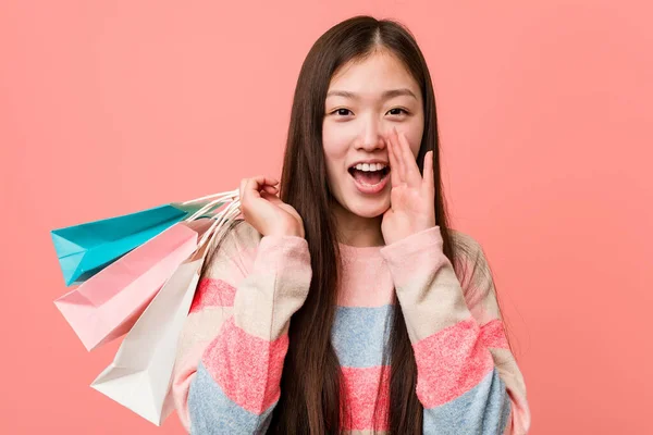 Fiatal Ázsiai Kezében Egy Bevásárló Táska Kiabál Izgatott Hogy Front — Stock Fotó