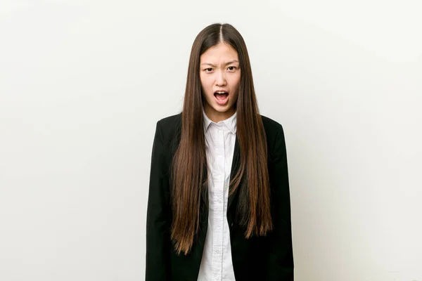 Junge Hübsche Chinesische Geschäftsfrau Schreit Sehr Wütend Und Aggressiv — Stockfoto