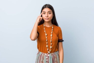 Genç Arap kadın şakağı işaret ediyor, düşünüyor, bir göreve odaklanıyor..