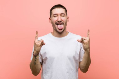 Genç sıradan bir adam parmaklarıyla taş hareketi yapıyor.