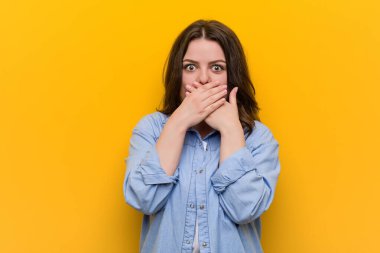 Genç kıvrımlı artı boyutu kadın elleri ile ağız kapsayan şok.