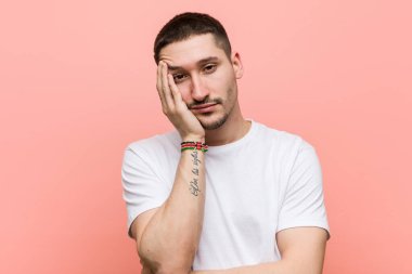 Sıkılmış, yorgun ve dinlenmeye ihtiyacı olan sıradan bir genç..