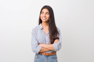 Genç ve güzel Arap kadın kollarını kavuşturarak gülümsüyor..