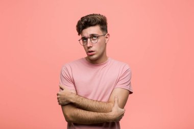 Kafkasyalı genç adam tekrarlanan bir görevden bıktı..