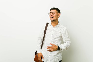 Genç İspanyol sıradan iş adamı karnına dokunur, nazikçe gülümser, yemek yer ve tatmin olur..