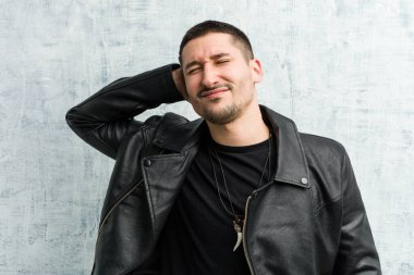 Genç rockçı adam sabit yaşam tarzından dolayı boyun ağrısı çekiyor..