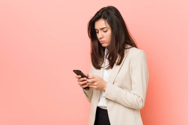 Genç beyaz kadın telefonda konuşuyor