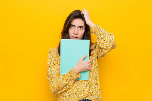 Joven Mujer Caucásica Sosteniendo Algunos Cuadernos —  Fotos de Stock