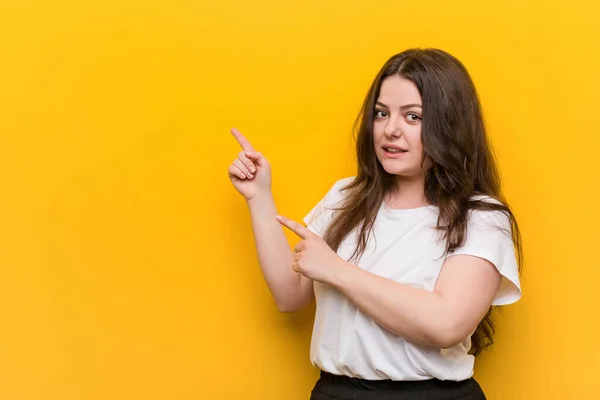 Jonge Ronding Size Vrouw Geschokt Wijzend Met Wijsvingers Naar Een — Stockfoto