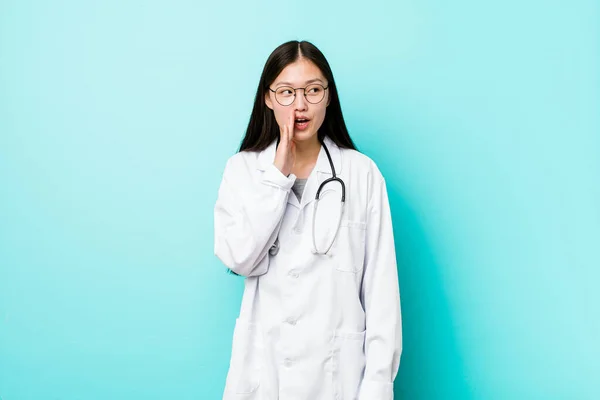 Młoda Chińska Lekarka Mówi Sekretną Wiadomość Gorącym Hamowaniu Odwraca Wzrok — Zdjęcie stockowe