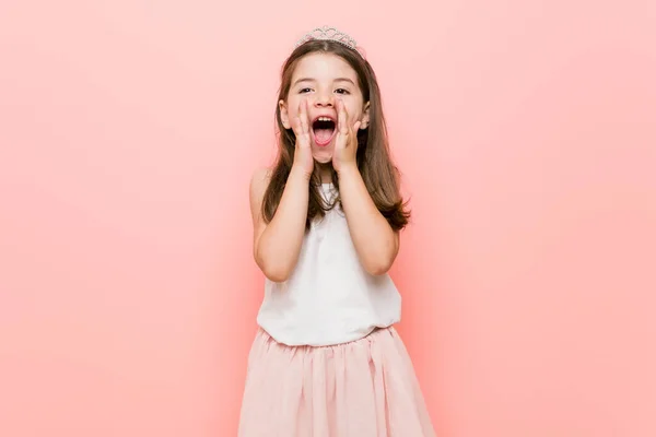 Niña Vistiendo Look Princesa Gritando Emocionada Frente — Foto de Stock