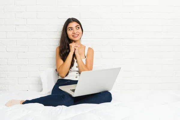 Jonge Arabisch Vrouw Werkt Met Haar Laptop Het Bed Houdt — Stockfoto