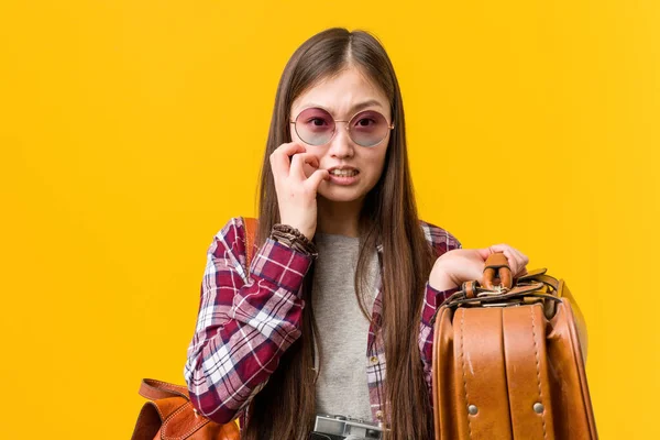 Jovem Mulher Asiática Segurando Uma Mala Mordendo Unhas Nervoso Muito — Fotografia de Stock