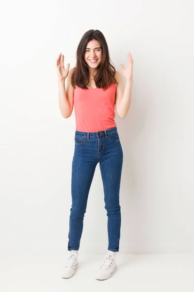 Mujer Joven Cuerpo Completo Sobre Fondo Blanco Alegre Riendo Mucho —  Fotos de Stock