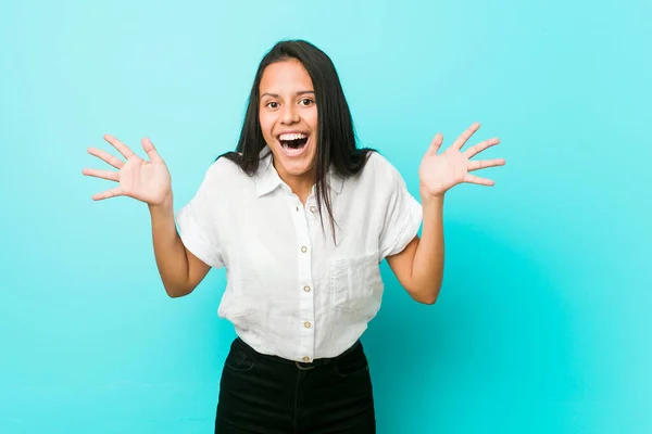 Jeune Femme Cool Hispanique Contre Mur Bleu Célébrant Une Victoire — Photo