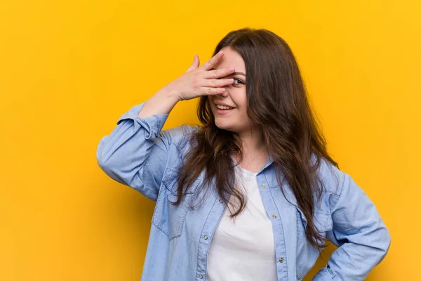 Jonge Ronding Size Vrouw Knipperen Camera Door Vingers Beschaamd Bedekking — Stockfoto