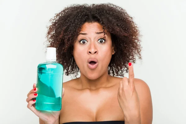 Ung Afrikansk Amerikansk Kvinna Håller Munvatten Har Någon Bra Idé — Stockfoto