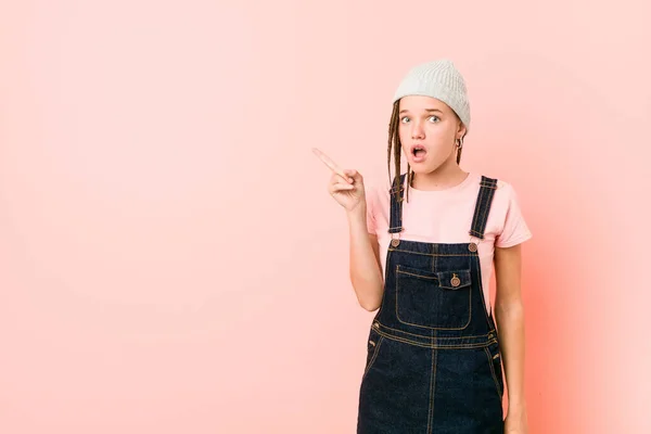 Hispter Adolescente Mujer Señalando Lado — Foto de Stock