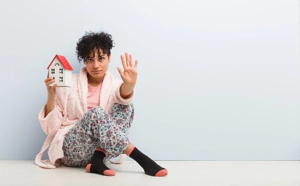 Joven Mujer Afroamericana Sentada Sosteniendo Icono Casa — Foto de Stock