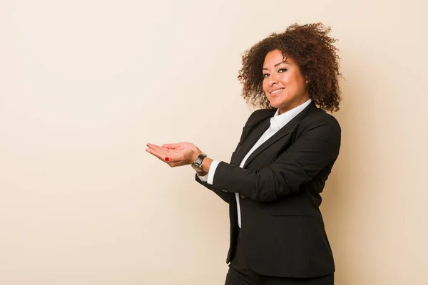 Joven Mujer Afroamericana Negocios Sosteniendo Espacio Copia Una Palma — Foto de Stock