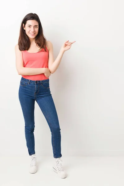 Corpo Inteiro Jovem Mulher Fundo Branco Sorrindo Alegremente Apontando Com — Fotografia de Stock