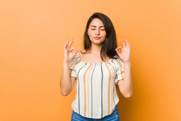 Ung Kurvig Kvinna Slappnar Efter Hård Arbetsdag Hon Utför Yoga — Stockfoto