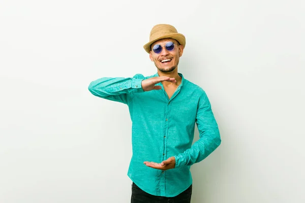 Junger Hispanischer Mann Sommerkleidung Der Etwas Mit Beiden Händen Hält — Stockfoto