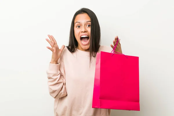 Ung Latinamerikansk Kvinna Håller Shoppingpåse Firar Seger Eller Framgång — Stockfoto