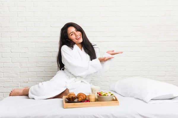 Jonge Bochtige Vrouw Neemt Een Ontbijt Het Bed Met Een — Stockfoto