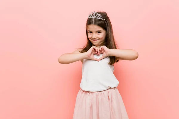 Маленька Дівчинка Принцесі Виглядає Усміхненою Показує Форму Серця Руками — стокове фото