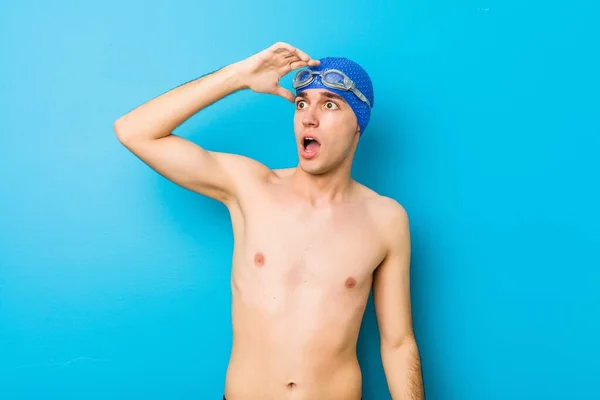 Young Swimmer Man Looking Far Away Keeping Hand Forehead — Stock Photo, Image