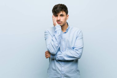 Sıkılmış, yorgun ve dinlenmeye ihtiyacı olan İspanyol bir iş adamı..